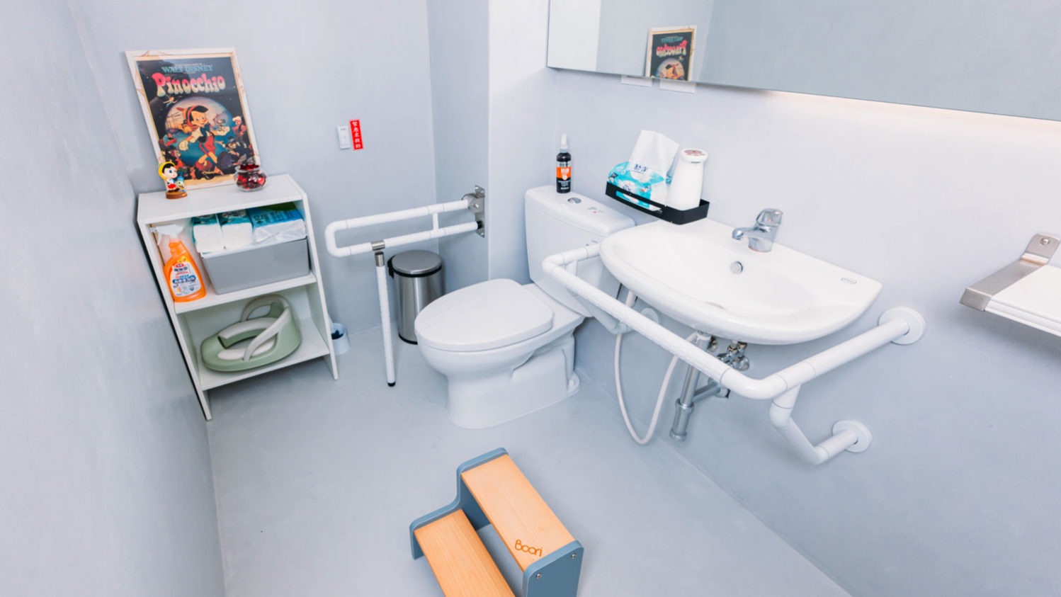 廁所備有小朋友專屬階梯、馬桶座