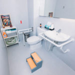 廁所備有小朋友專屬階梯、馬桶座