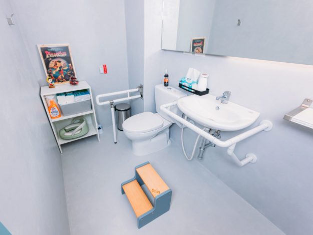 廁所備有小朋友專屬階梯、馬桶座