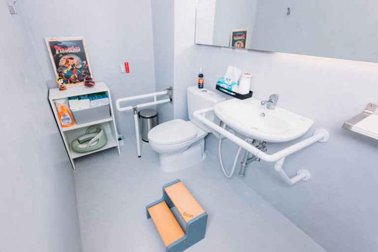 廁所備有小朋友專屬階梯、馬桶座