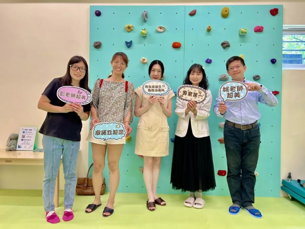 在皮諾丘職能治療所的開幕茶會上，眾多家長和業界專家齊聚一堂，衛福部八里療養院職能治療科主任張自強（右1），也前來祝賀高徒姚丹雅（右2）。圖／皮諾丘職能治療所提供